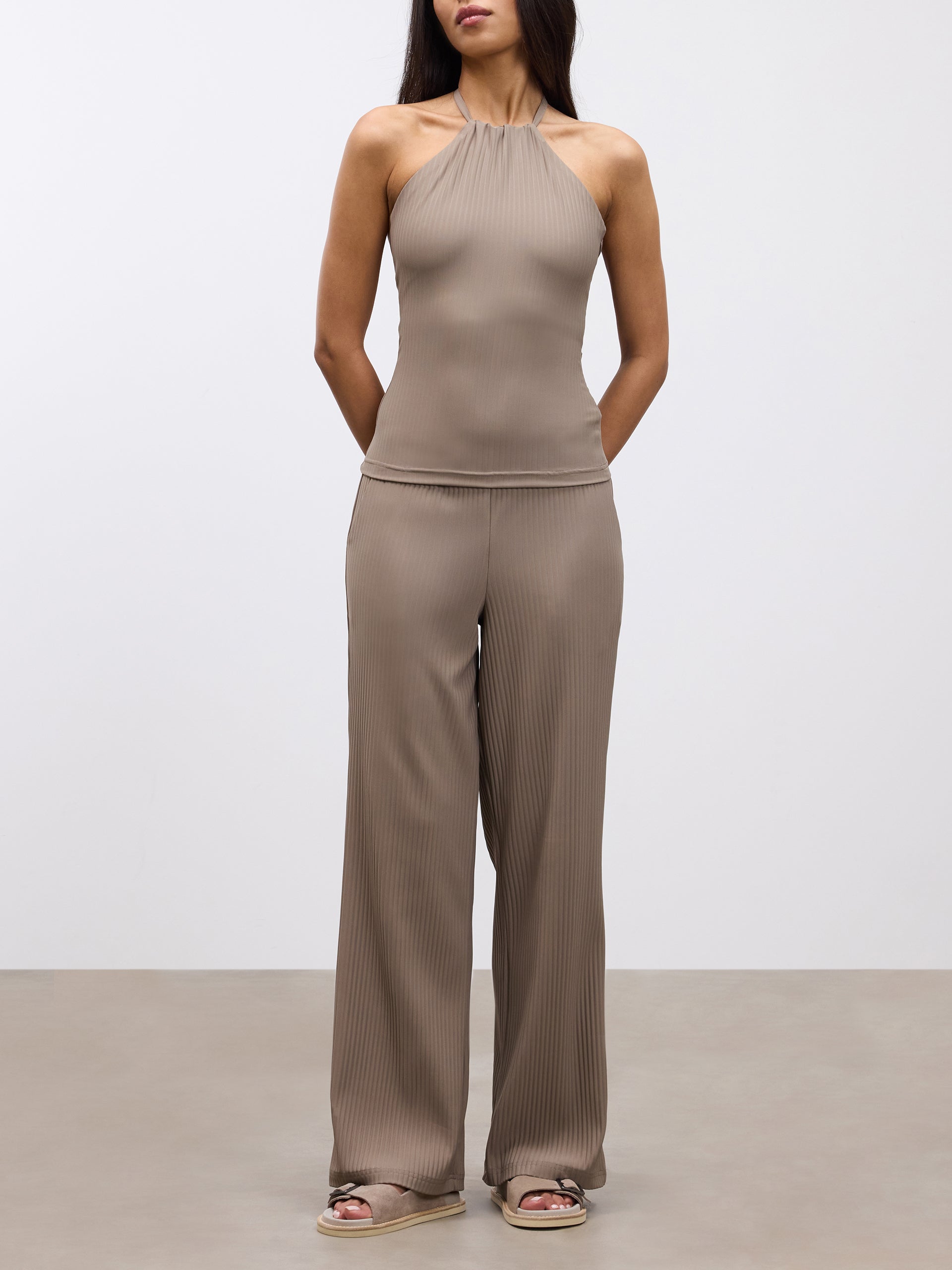 Womens Pleated Trouser in Taupe