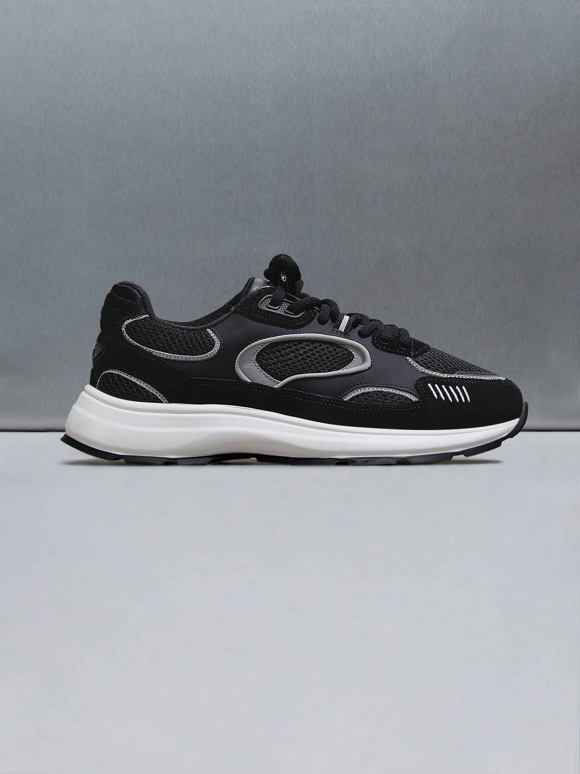 Circuit Trainer in Black
