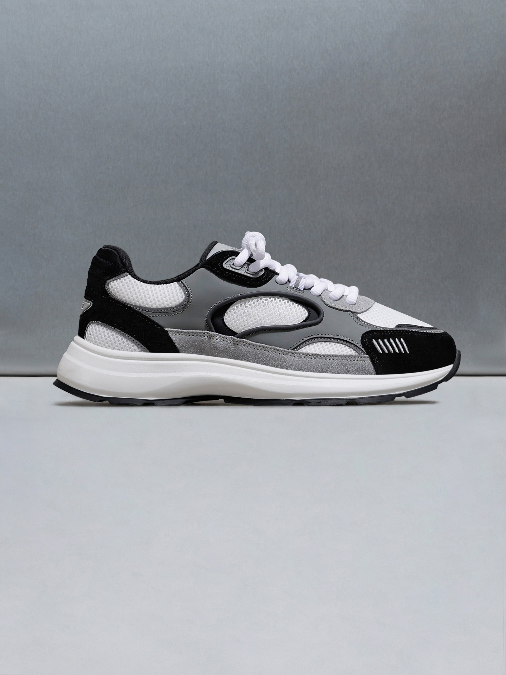 Circuit Trainer in White Black