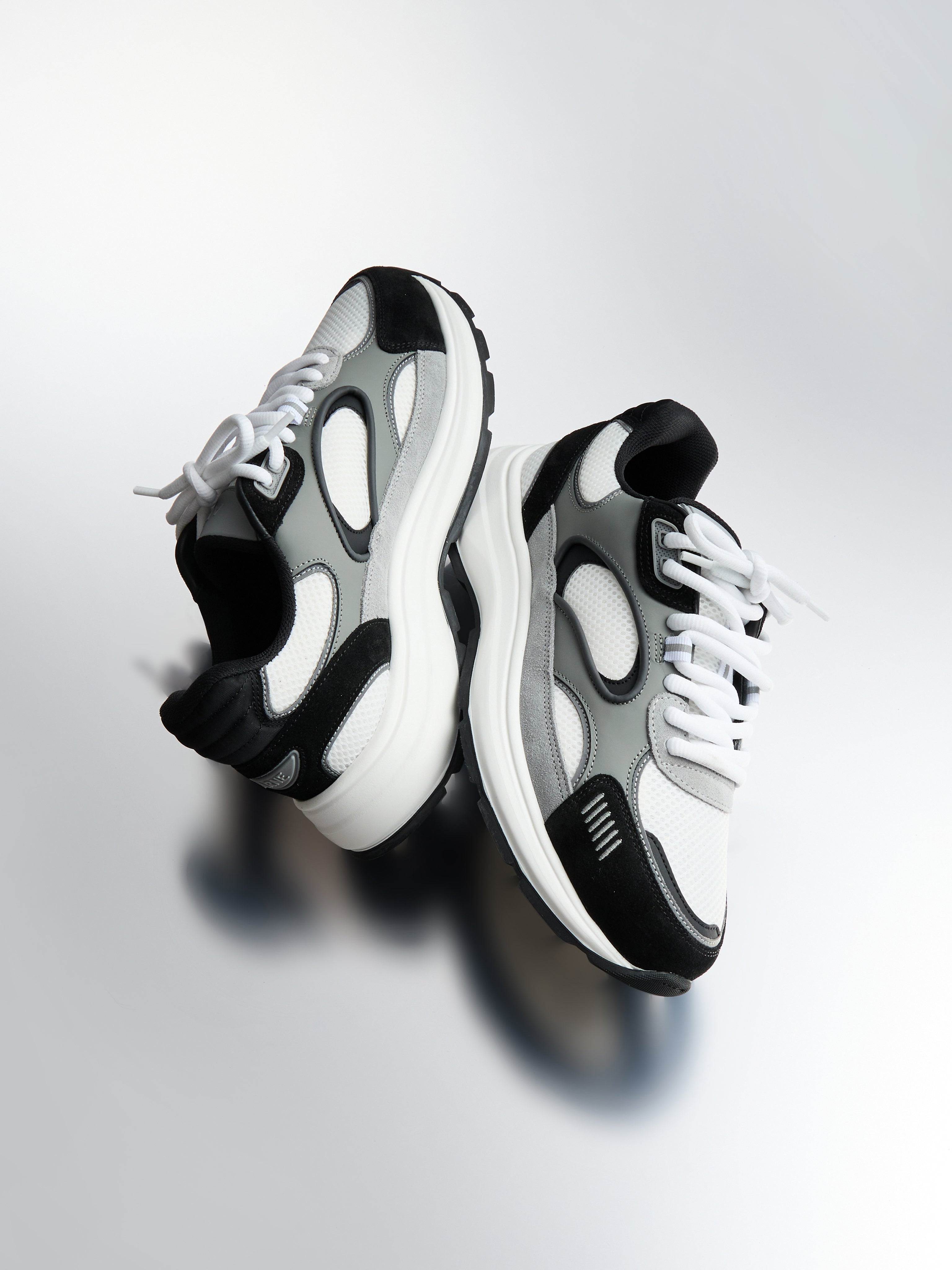 Circuit Trainer in White Black