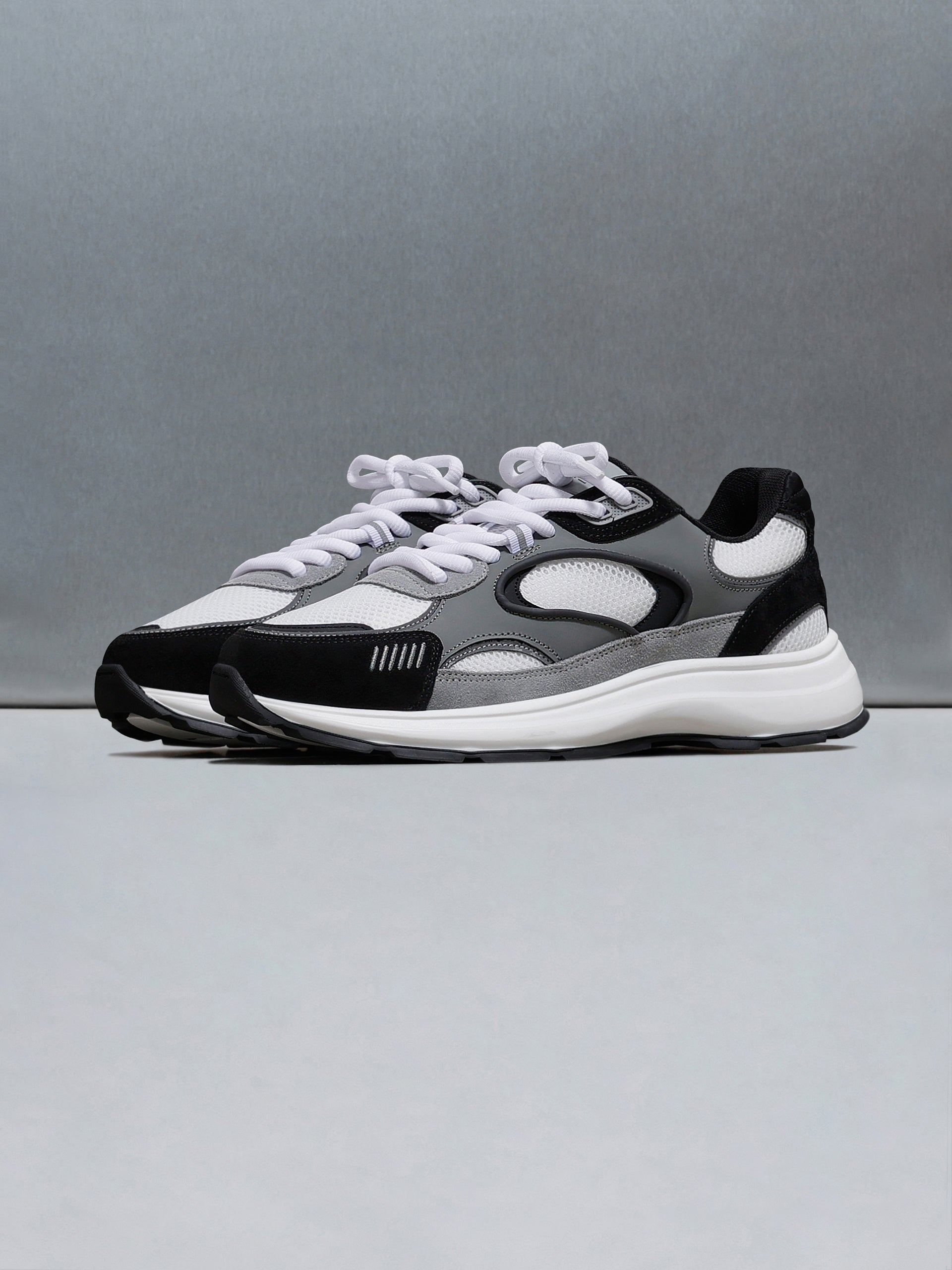Circuit Trainer in White Black
