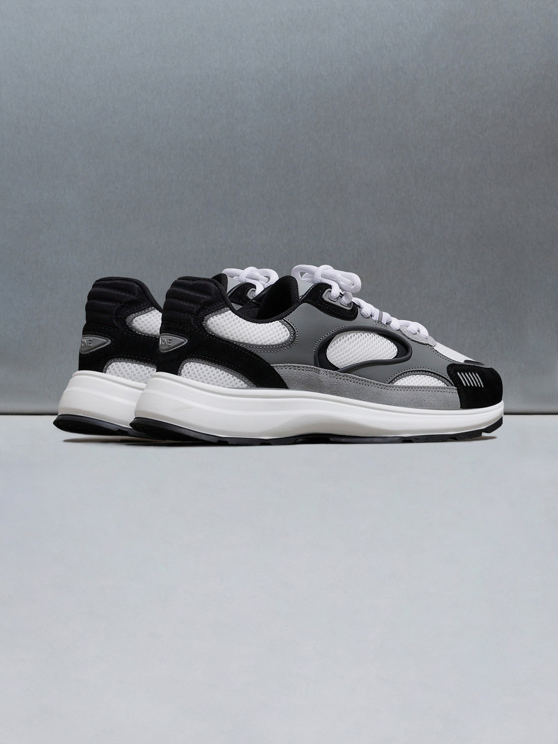 Circuit Trainer in White Black