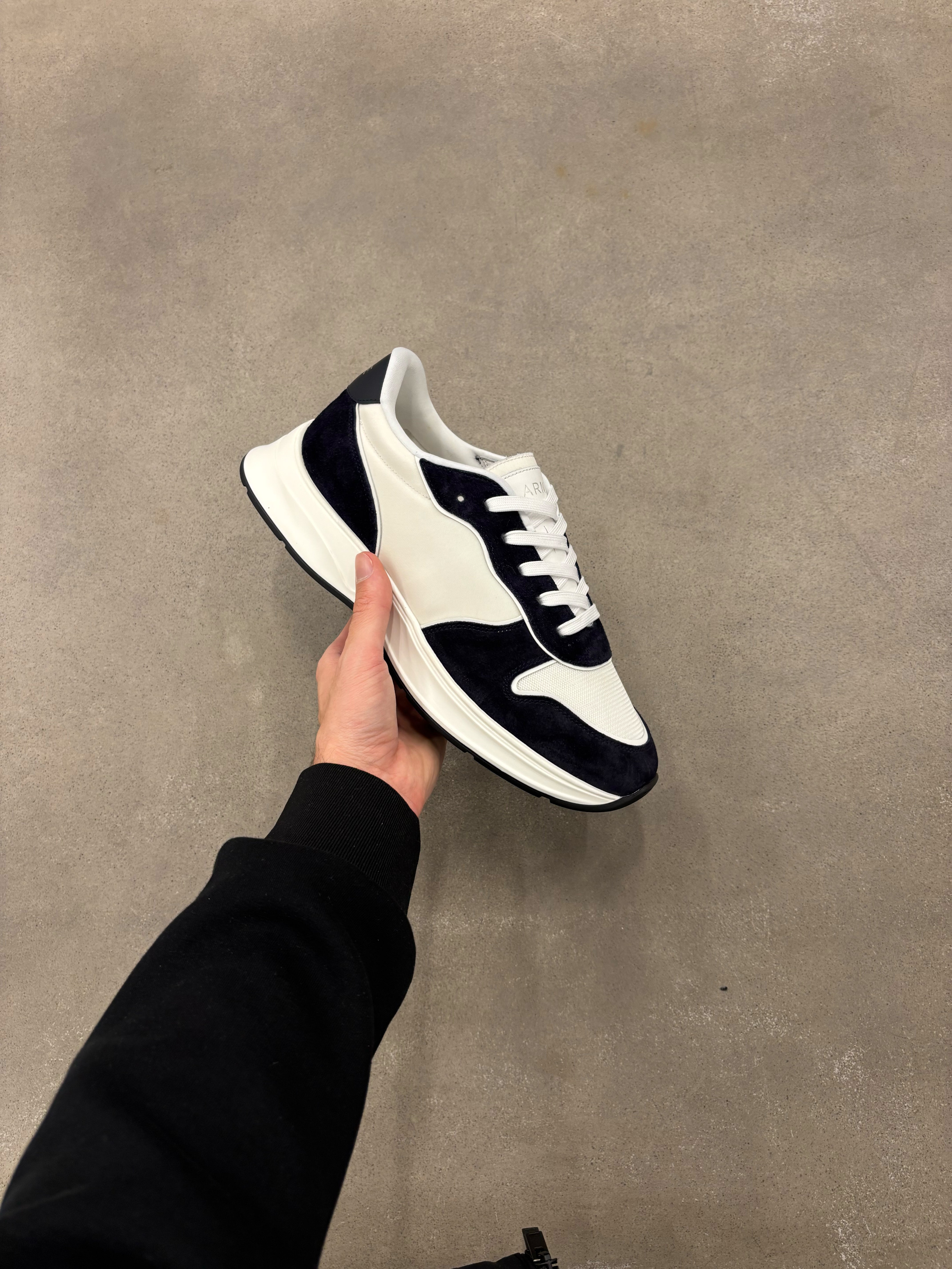 Hybrid Runner in White Navy
