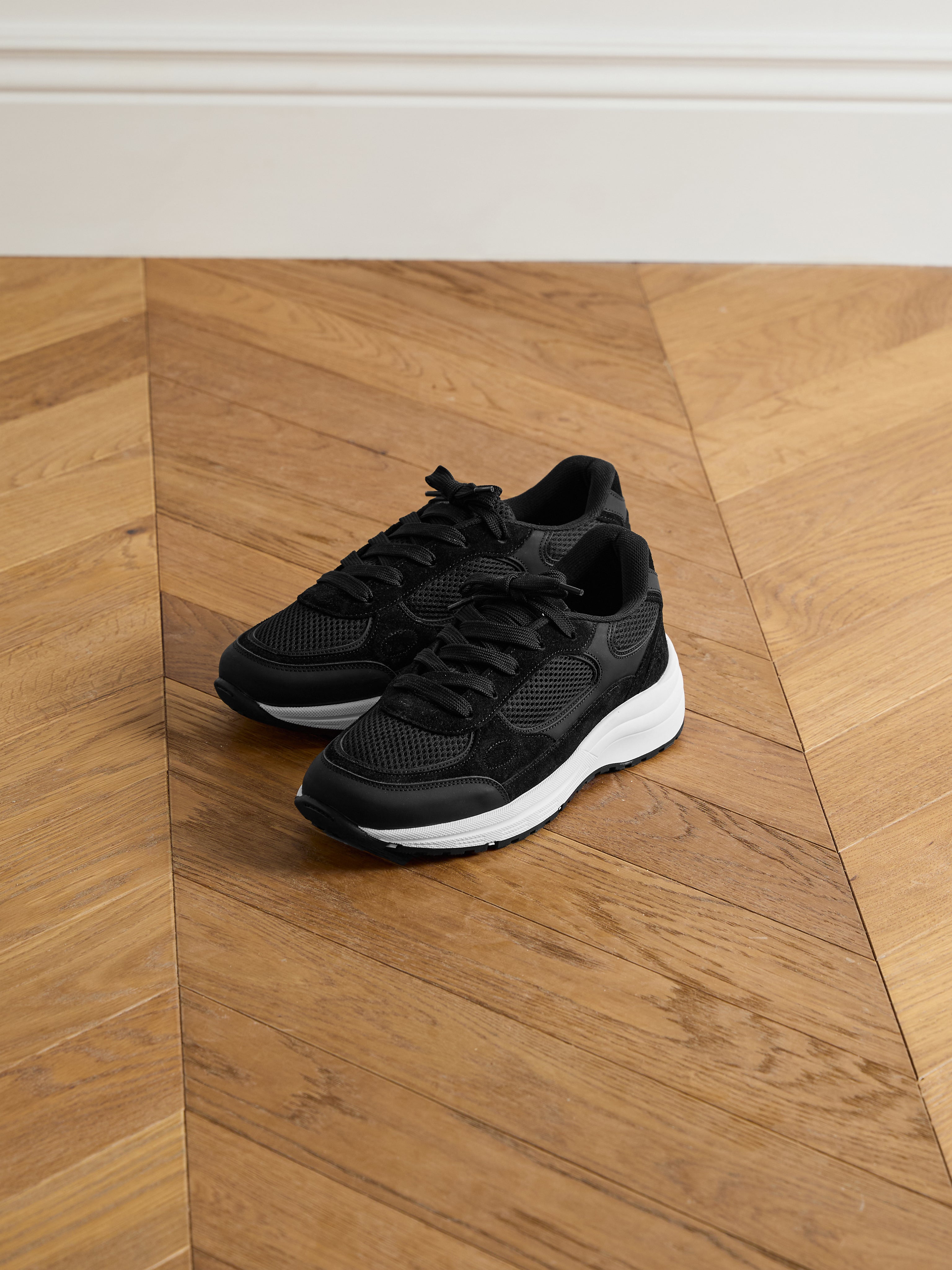 Apollo Runner in Black
